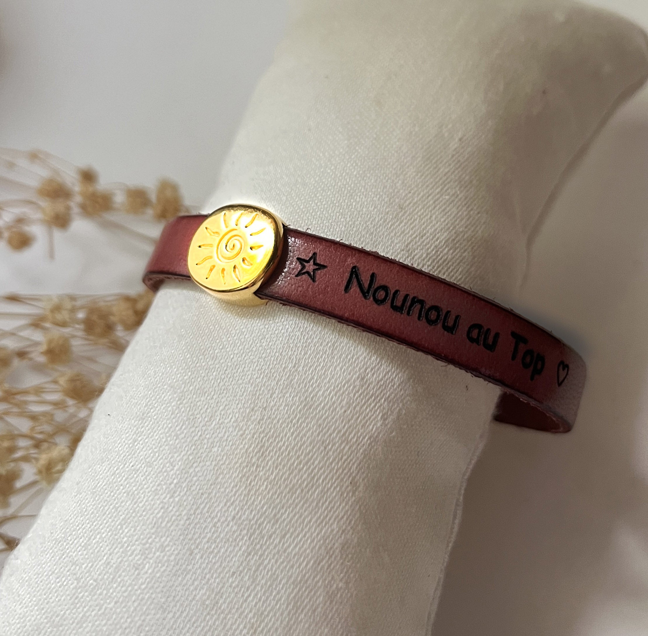 Bracelet cuir au charme doré personnalisé gravé pour femme