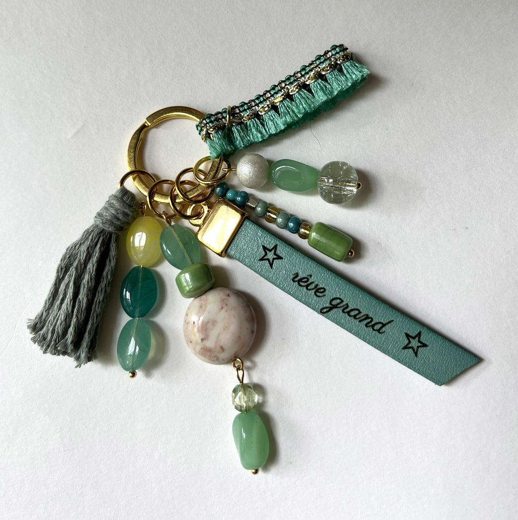 Bijou de sac vert et doré multi breloques en perles et message cuir gravé