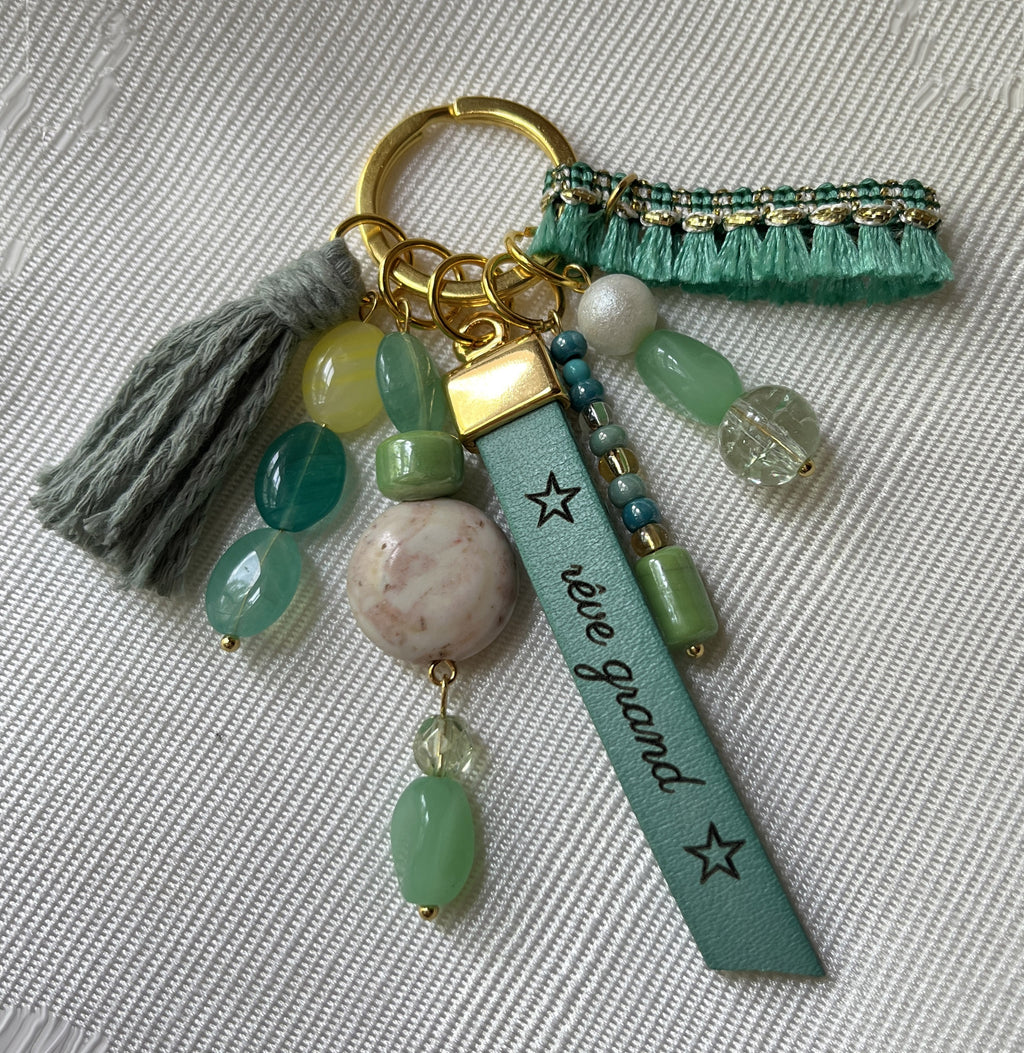 Bijou de sac vert et doré multi breloques en perles et message cuir gravé