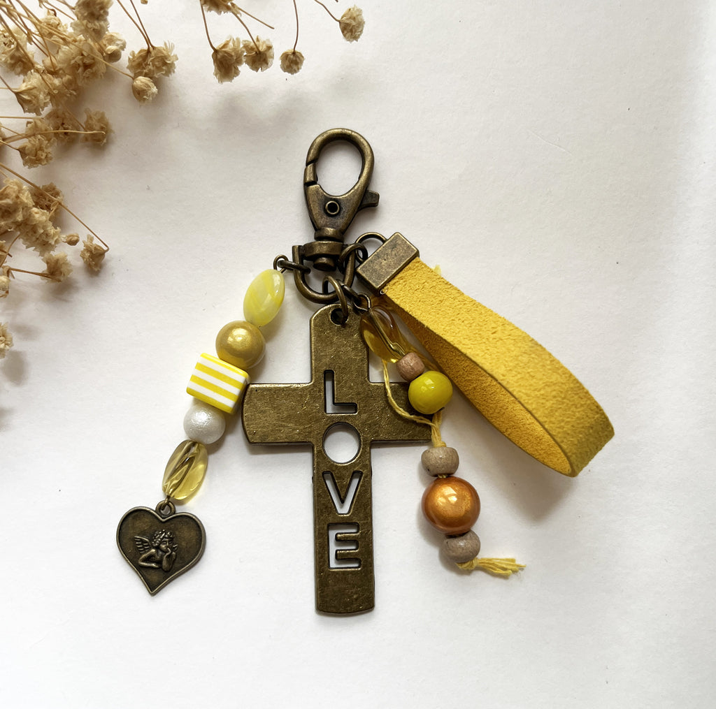 Bijou de sac Croix bronze multi breloques en perles jaunes