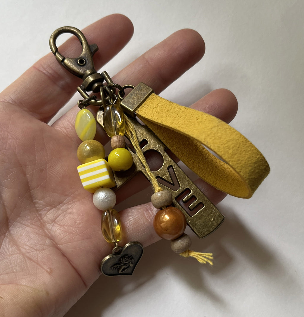 Bijou de sac Croix bronze multi breloques en perles jaunes