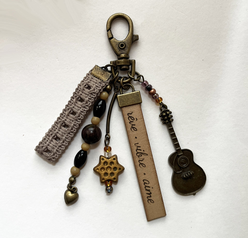 Bijou de sac bronze vieilli multi breloques  en perles, guitare et message gravé