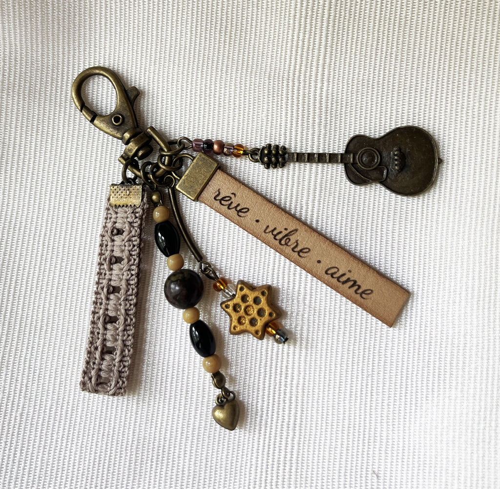 Bijou de sac bronze vieilli multi breloques  en perles, guitare et message gravé