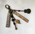 Bijou de sac bronze vieilli multi breloques  en perles, guitare et message gravé