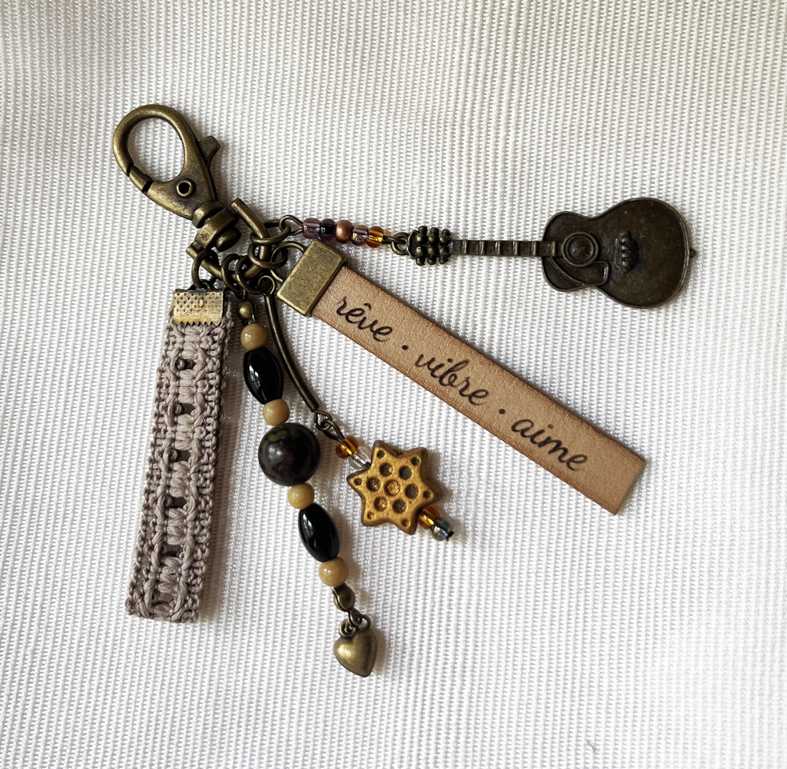 Bijou de sac bronze vieilli multi breloques  en perles, guitare et message gravé
