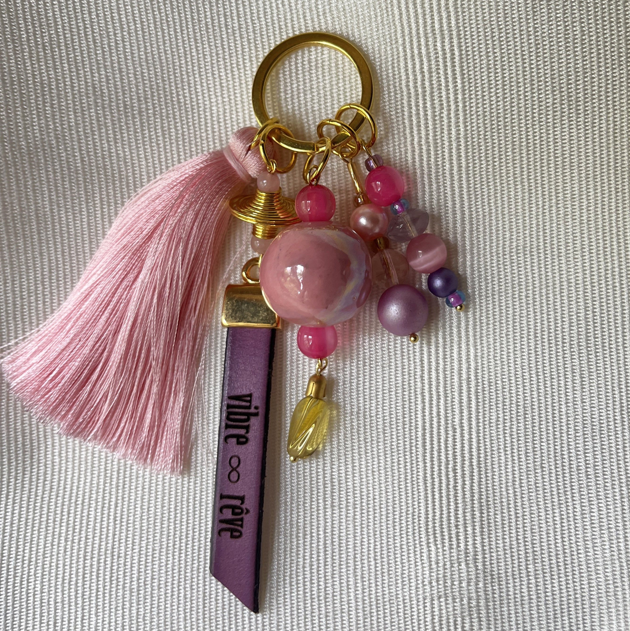 Bijou de sac doré multi breloques en perles Rose et message cuir gravé