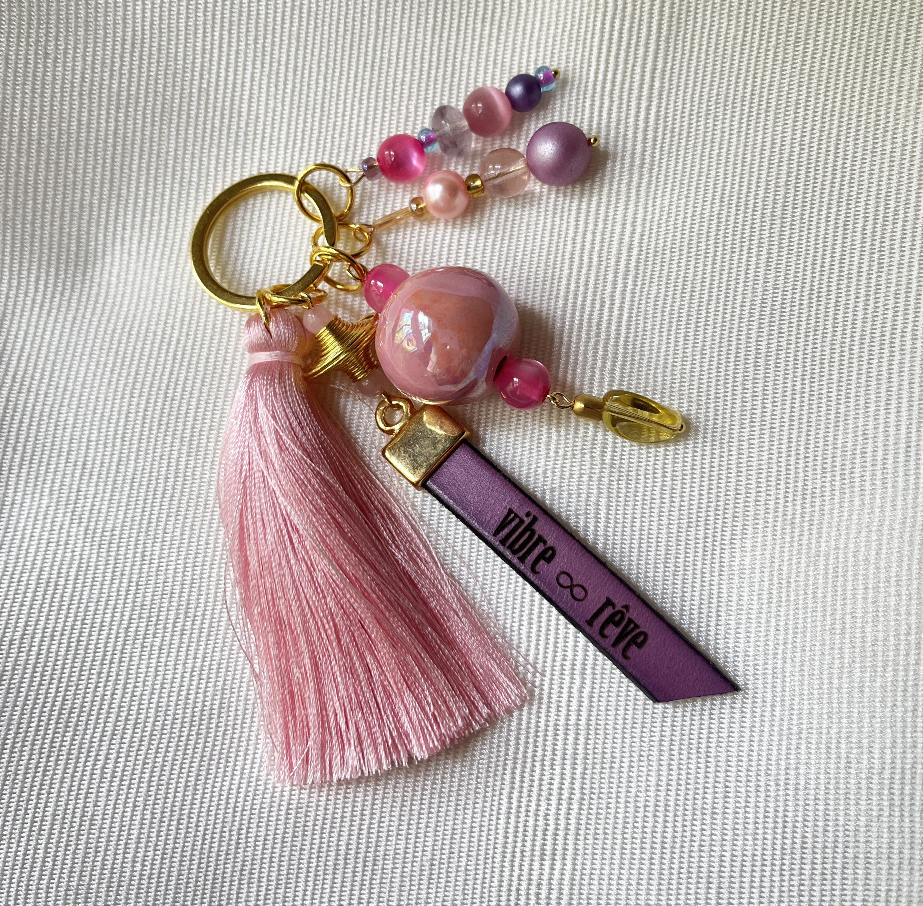 Bijou de sac doré multi breloques en perles Rose et message cuir gravé