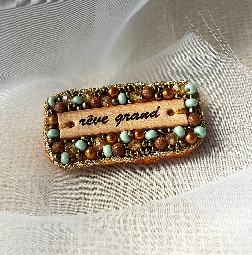Broche à message en perles tissées et cuir gravé "rêve grand"