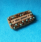 Broche à message en perles tissées et cuir gravé "rêve grand"