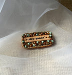 Broche à message en perles tissées et cuir gravé "rêve grand"