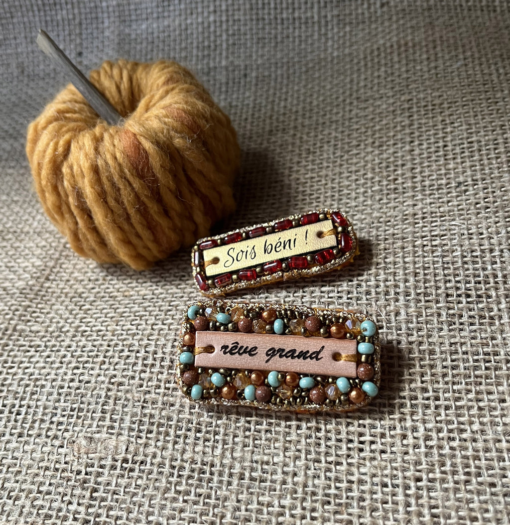 Broche à message en perles tissées et cuir gravé "rêve grand"