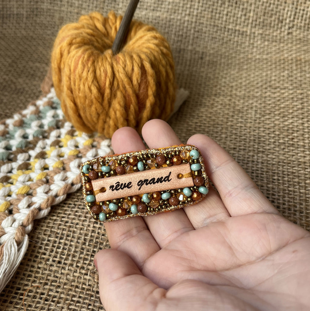 Broche à message en perles tissées et cuir gravé "rêve grand"