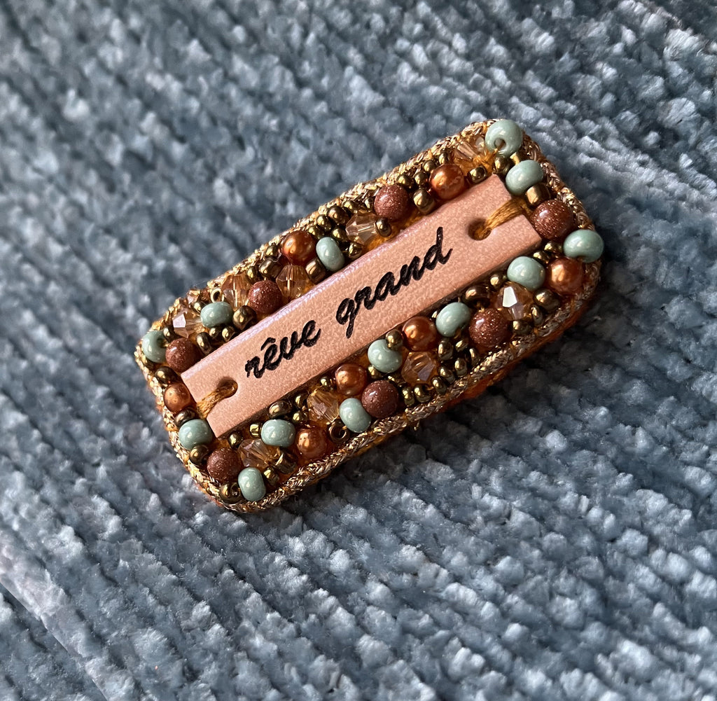 Broche à message en perles tissées et cuir gravé "rêve grand"