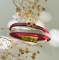 Bracelet manchette aux cuirs fraise, blanc et doré, charme infini