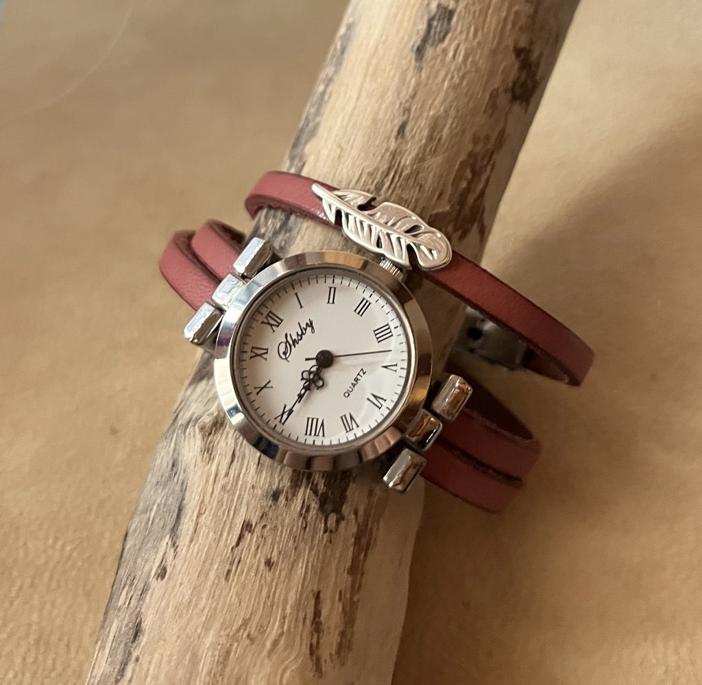 Montre femme bracelet charme et cadran argenté sur 3 tours de cuir