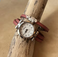 Montre femme bracelet charme et cadran argenté sur 3 tours de cuir