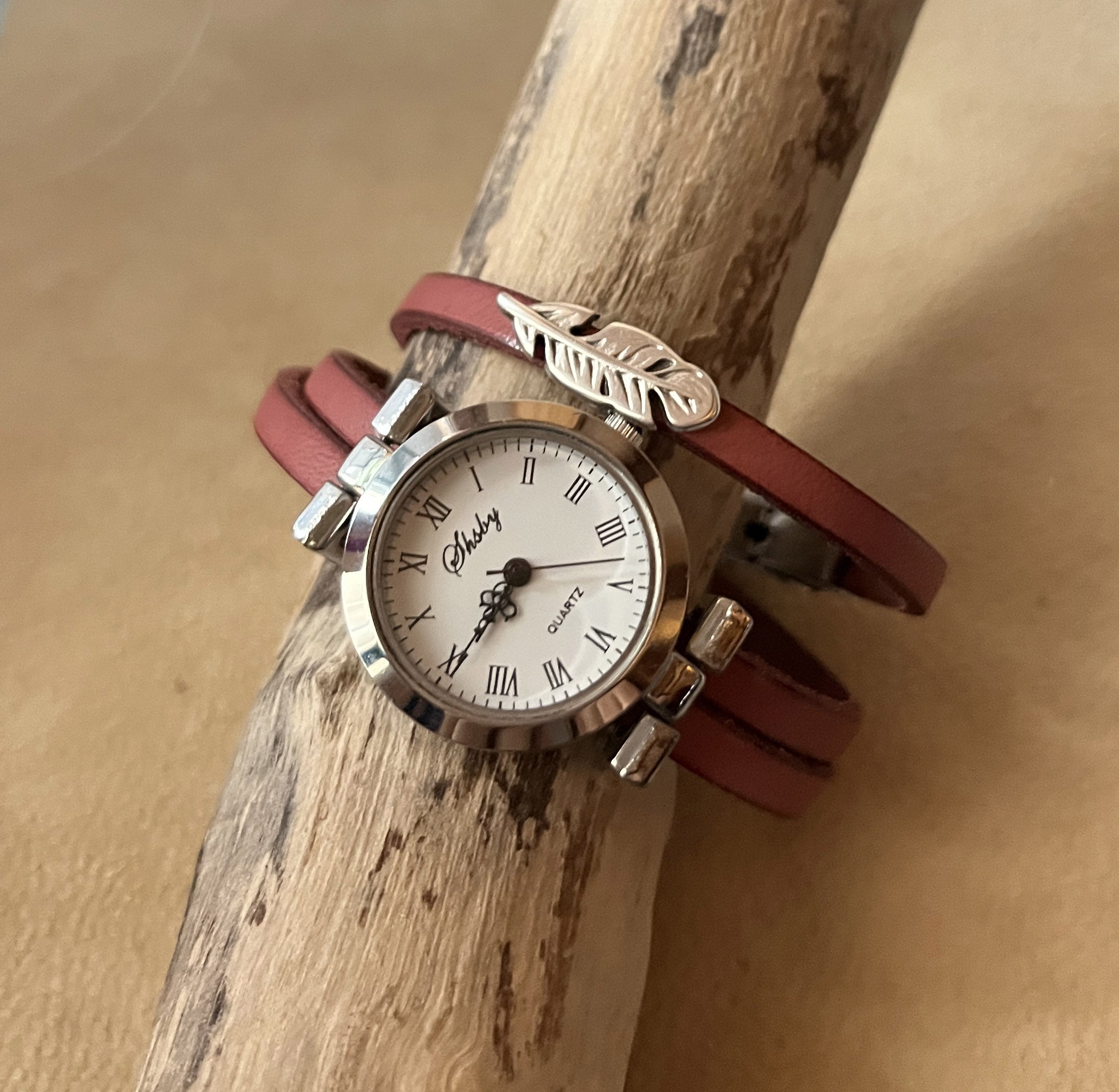 Montre femme bracelet charme et cadran argenté sur 3 tours de cuir