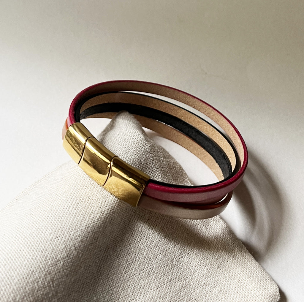 Bracelet manchette aux cuirs nacrées rose pêche