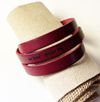bracelet 3 tours de poignet rouge gravé d'un message inspirant en anglais