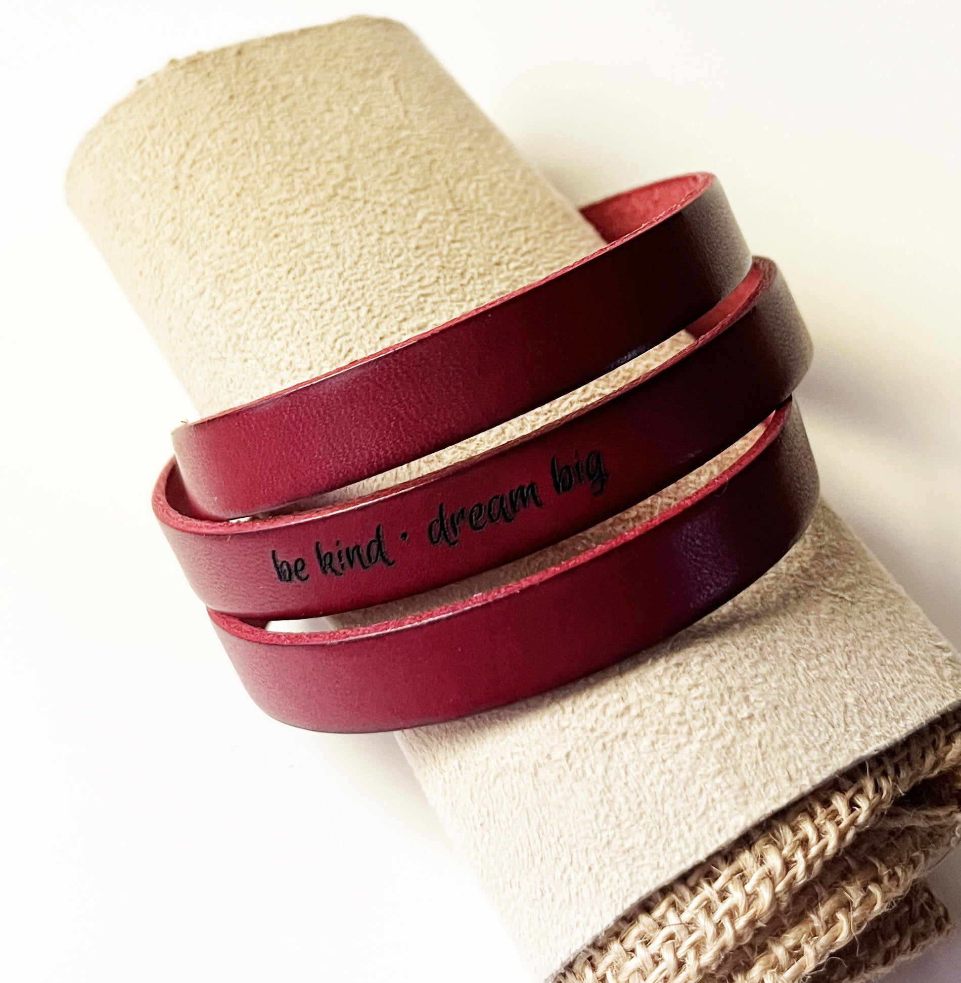 bracelet 3 tours de poignet rouge gravé d'un message inspirant en anglais
