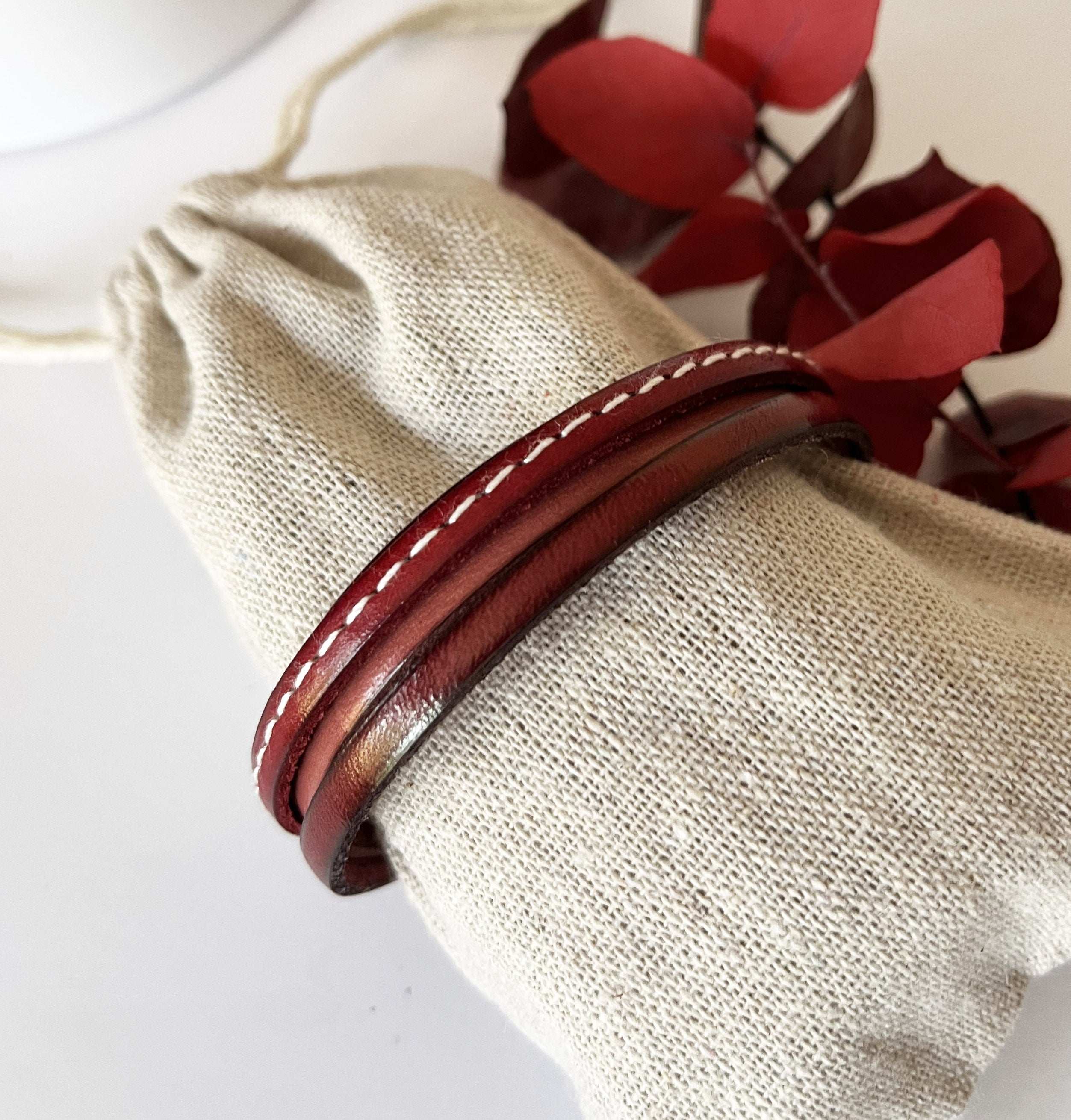 Bracelet manchette femme aux 3 cuirs rouges