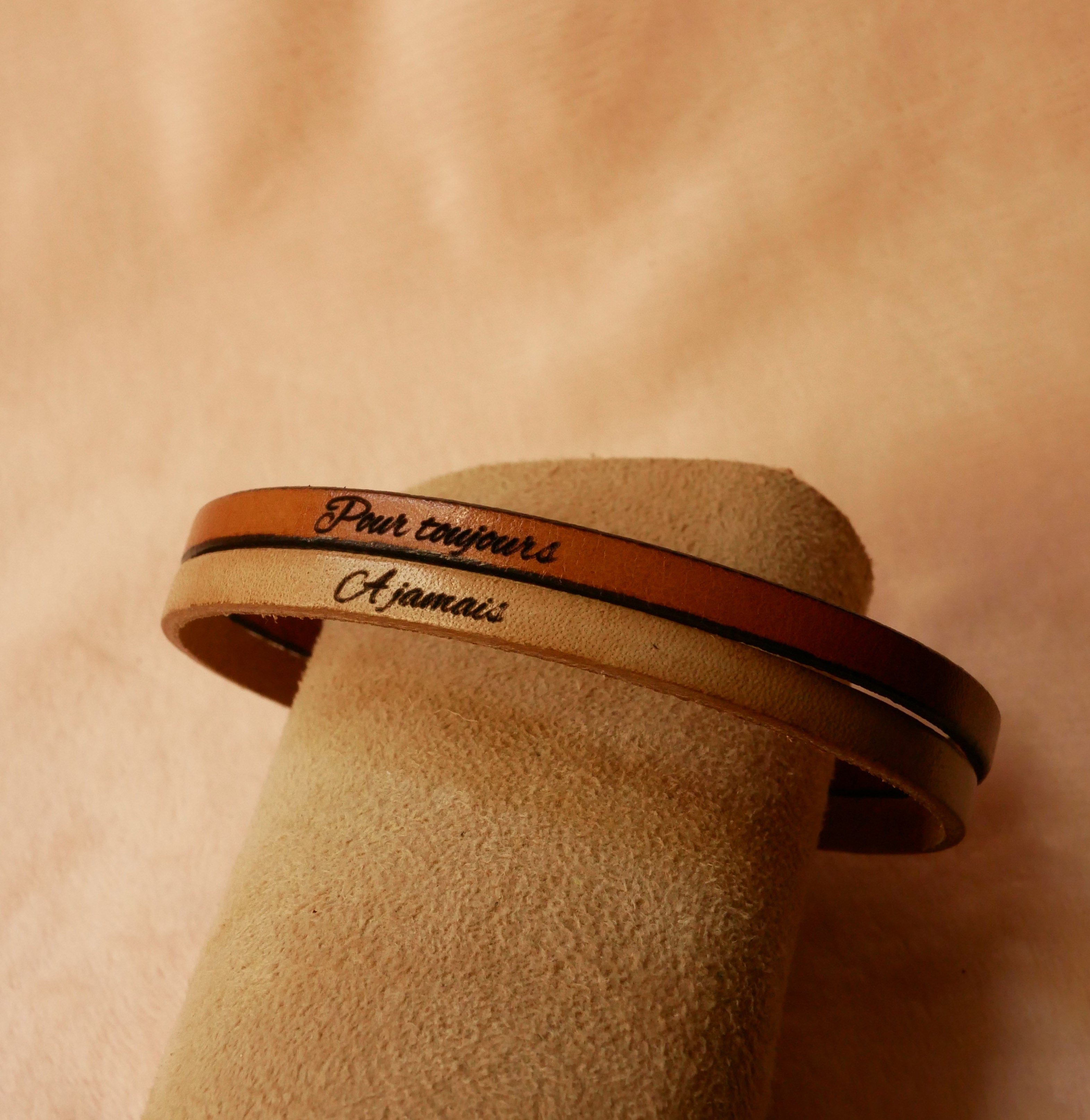 bracelet gravé de 2 messages d'amour en cuir bicolore marron