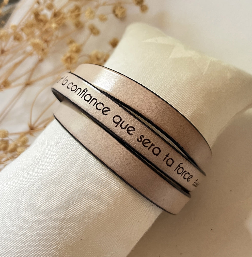 bracelet cuir 3 tours couleur beige lin gravé d'un verset de la bible sur la confiance