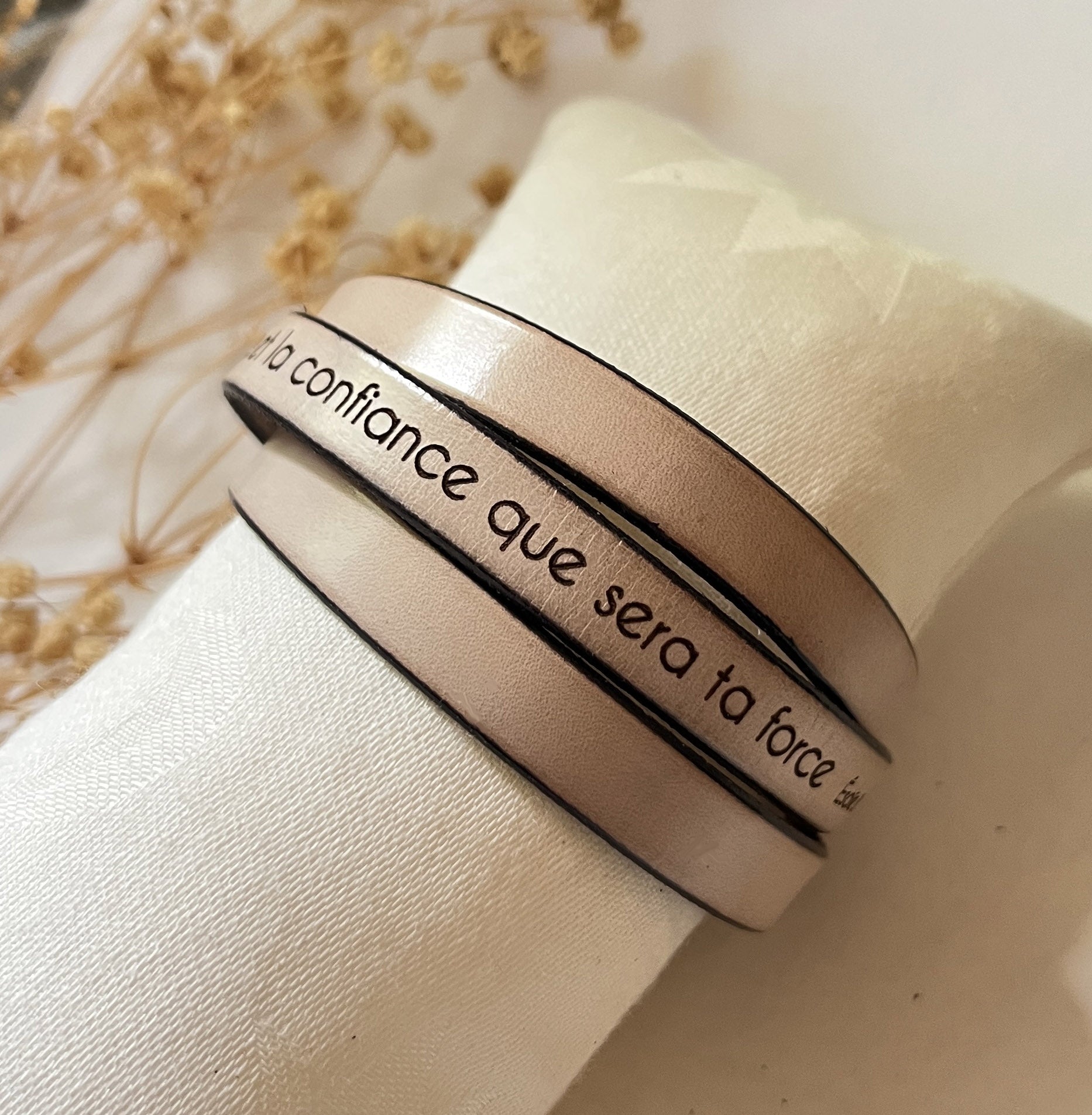 bracelet cuir 3 tours couleur beige lin gravé d'un verset de la bible sur la confiance