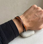 Bracelet aux cuirs croisés en duo de couleurs