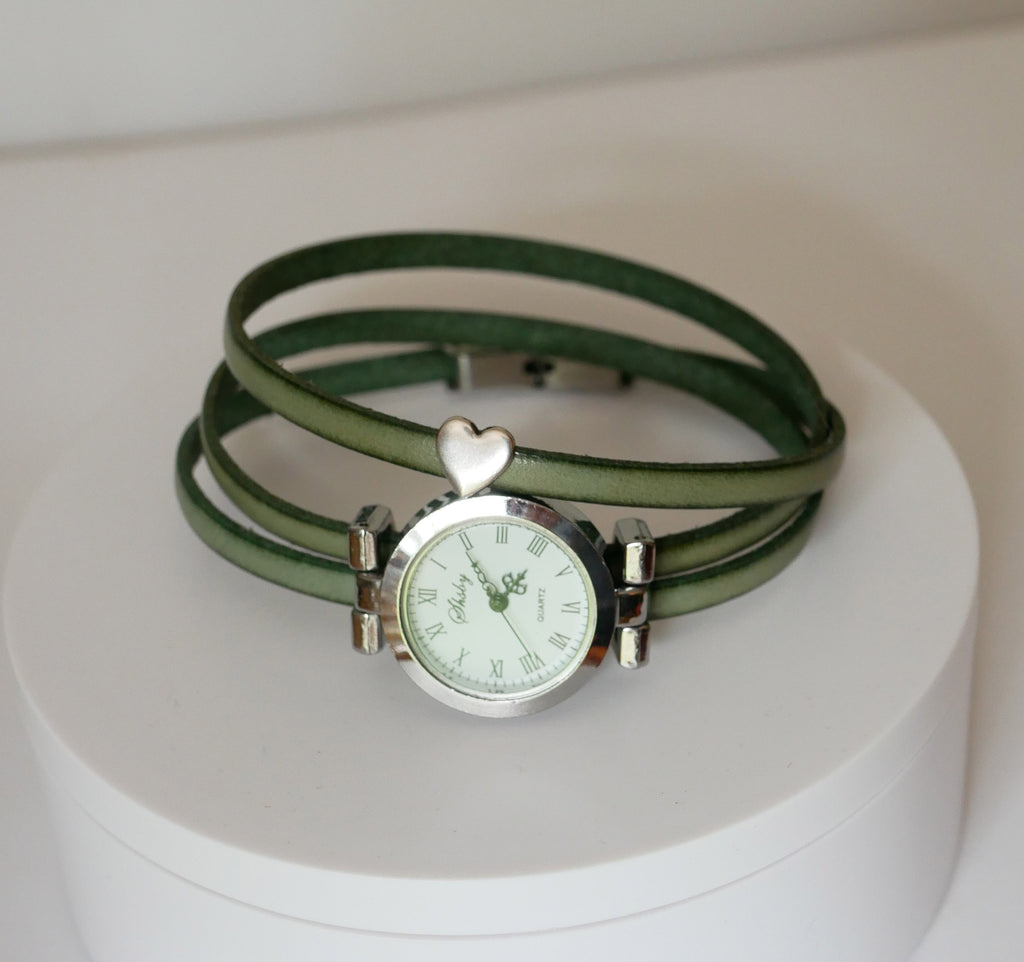 Montre femme bracelet charme et cadran argenté sur 3 tours de cuir