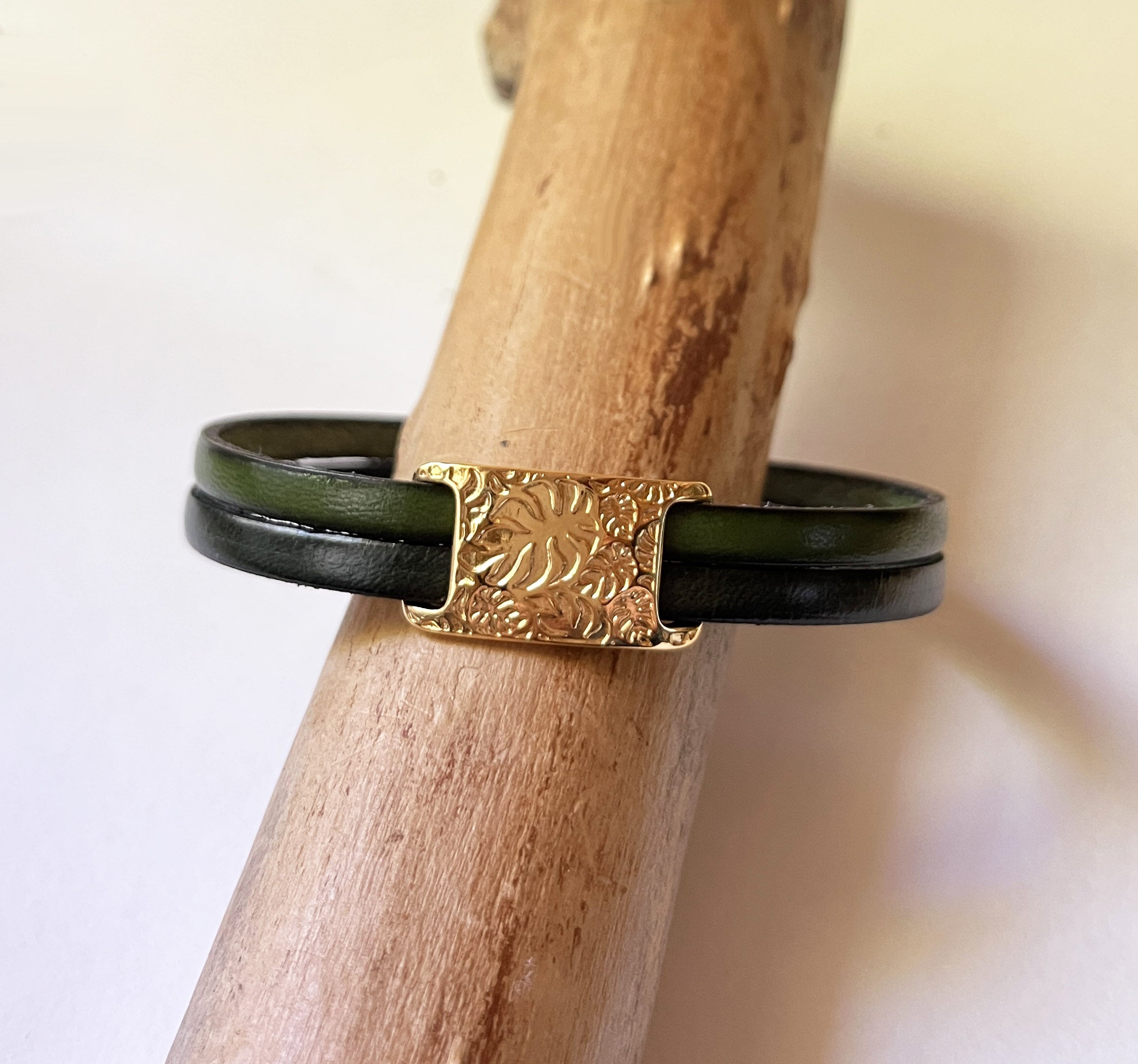 Bracelet deux cuirs plaque dorée avec feuiles à personnaliser