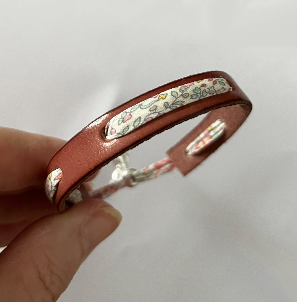 bracelet femme ou fille en cuir Vieux rose et cordon Liberty petites fleurs pastels