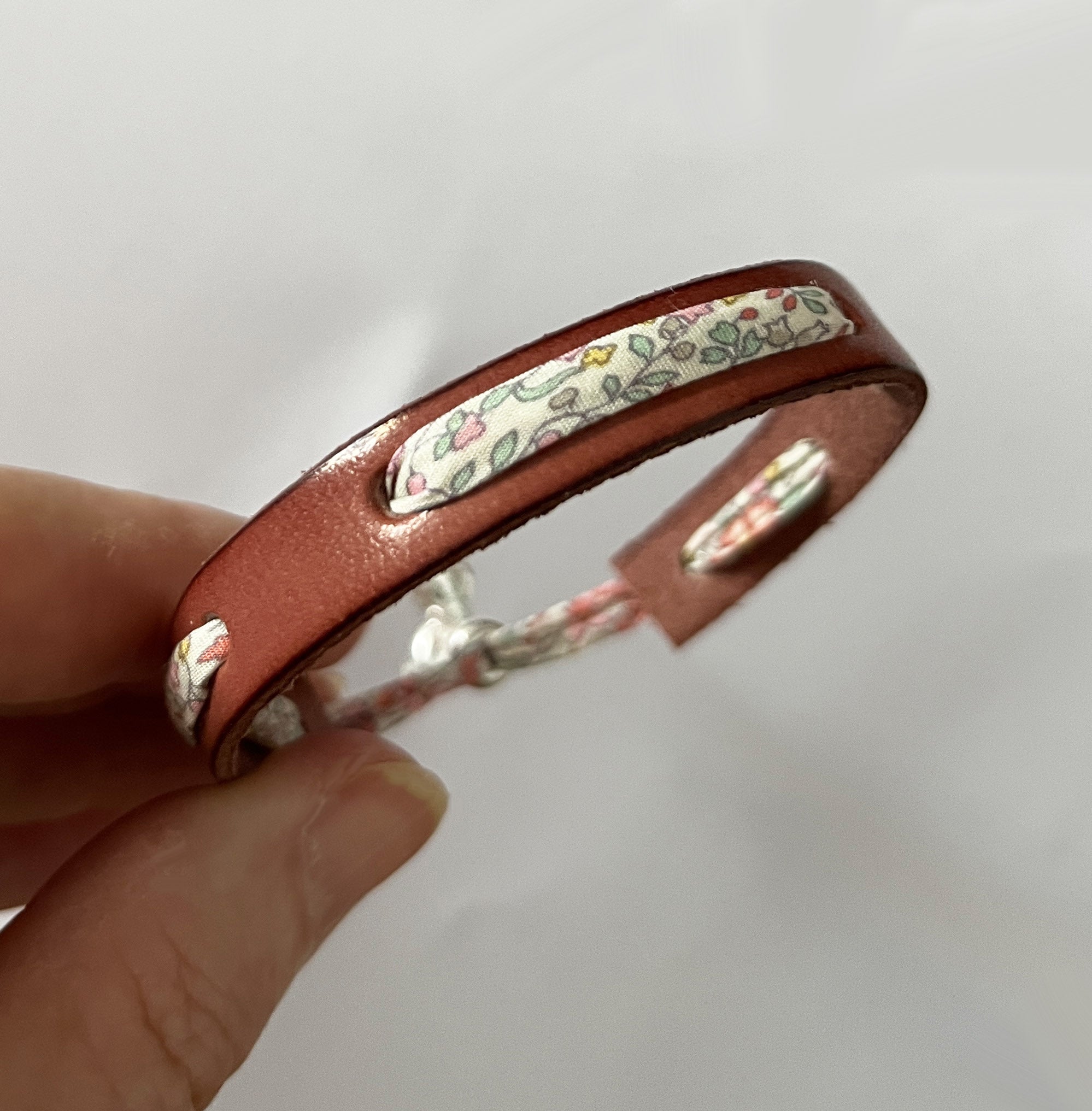 bracelet femme ou fille en cuir Vieux rose et cordon Liberty petites fleurs pastels